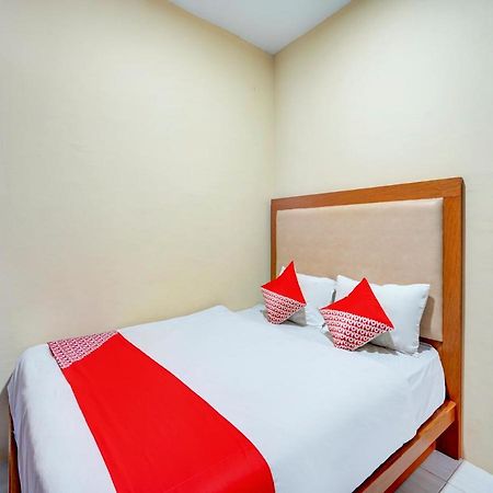 Oyo 3710 Izzi Hotel Lamongan Bagian luar foto