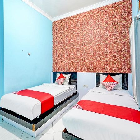 Oyo 3710 Izzi Hotel Lamongan Bagian luar foto