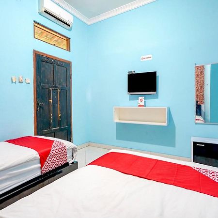 Oyo 3710 Izzi Hotel Lamongan Bagian luar foto