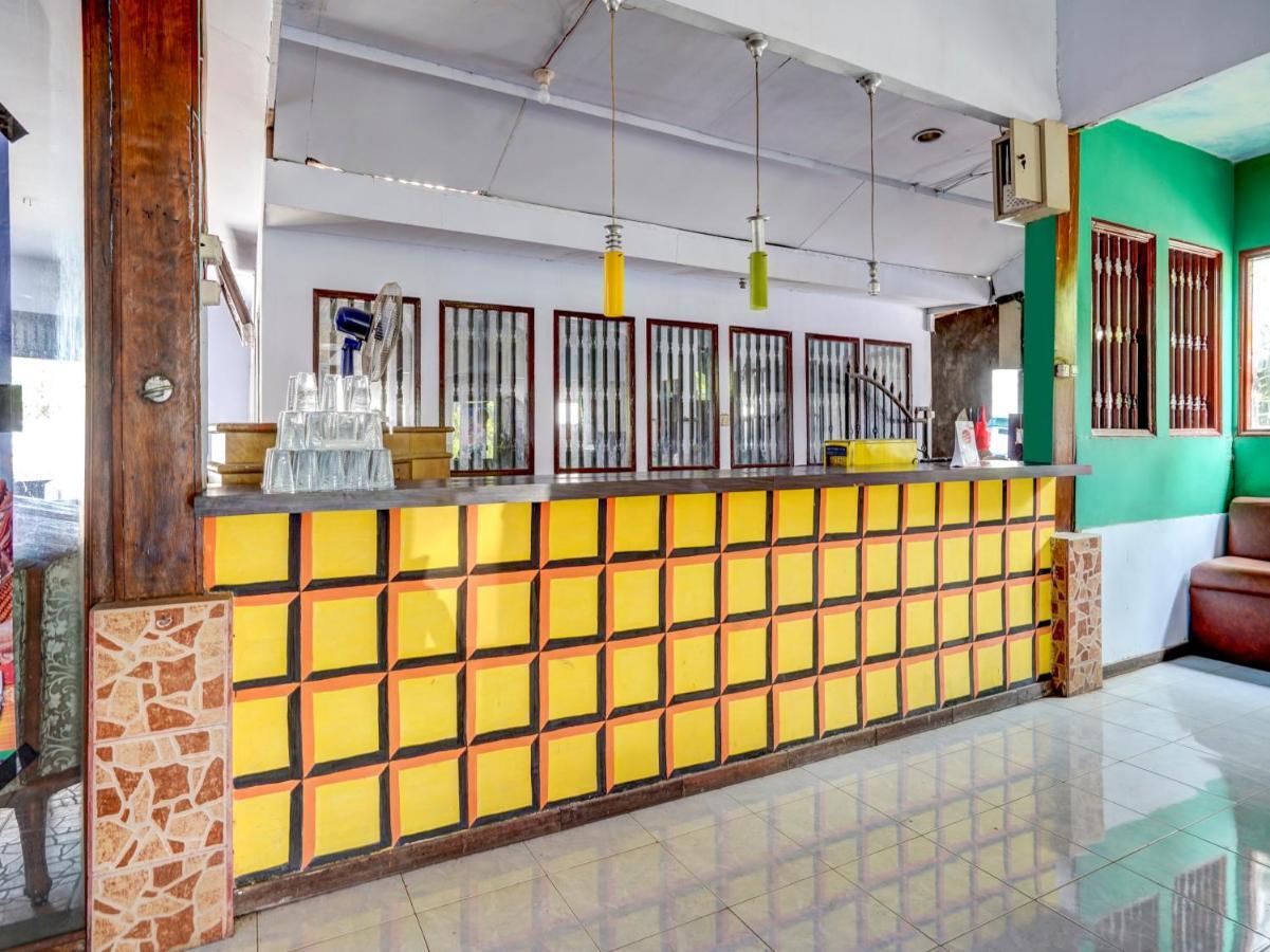 Oyo 3710 Izzi Hotel Lamongan Bagian luar foto
