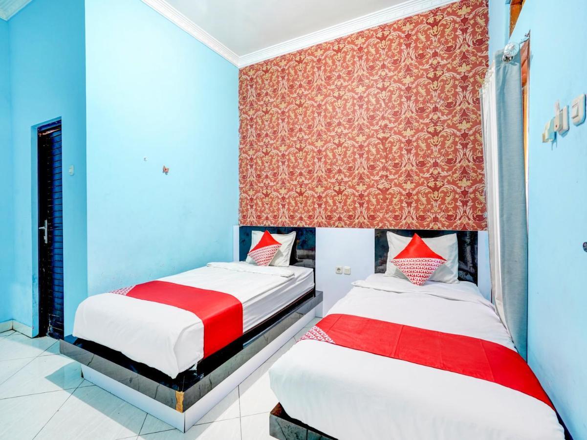 Oyo 3710 Izzi Hotel Lamongan Bagian luar foto
