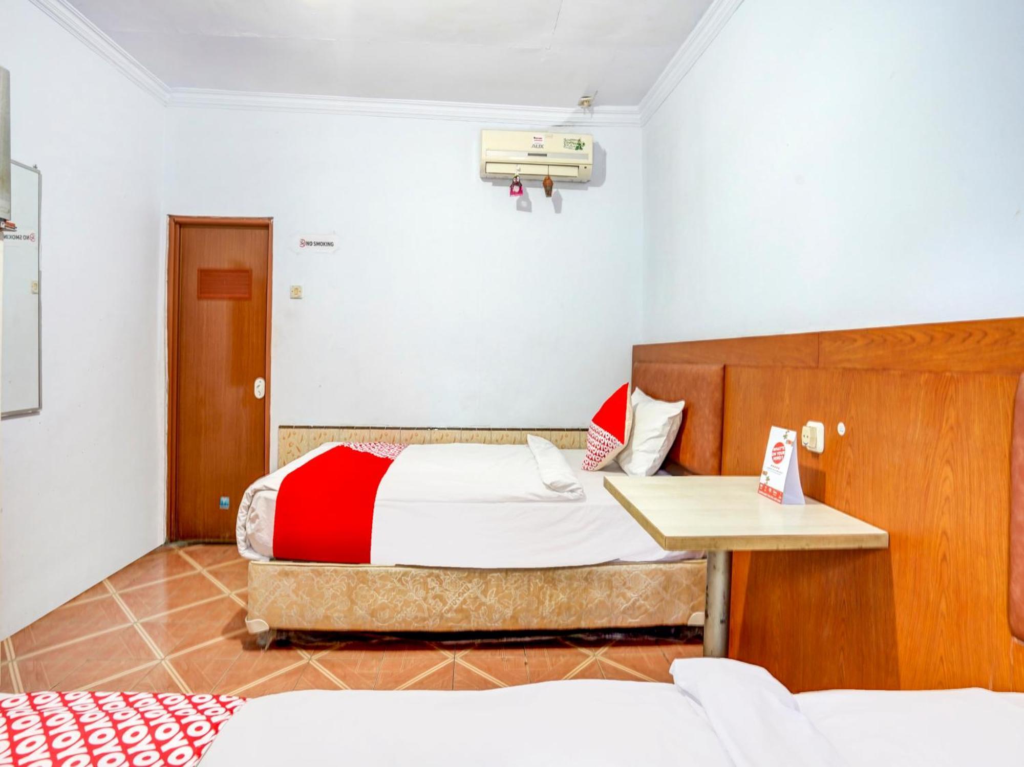 Oyo 3710 Izzi Hotel Lamongan Bagian luar foto