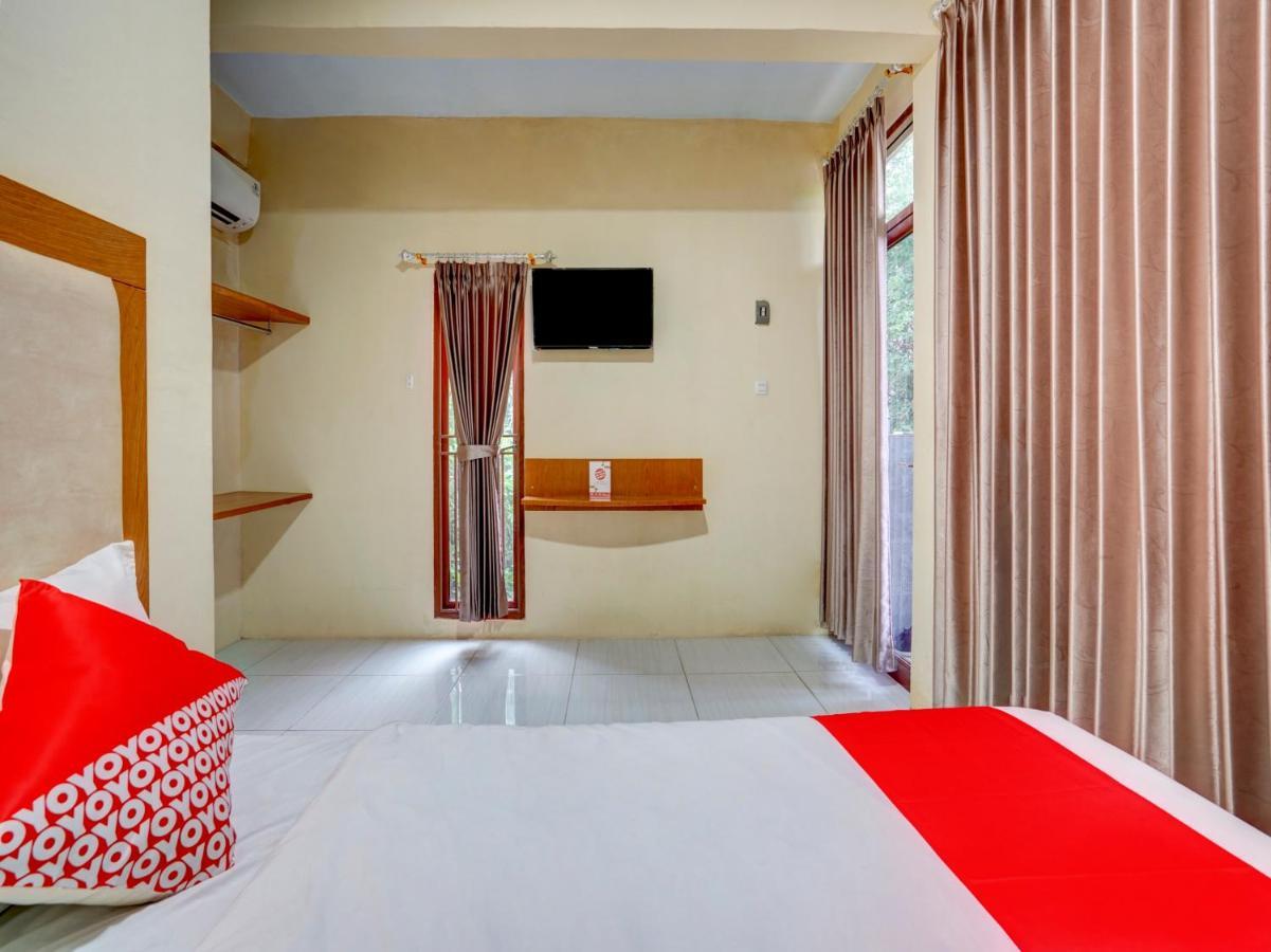 Oyo 3710 Izzi Hotel Lamongan Bagian luar foto