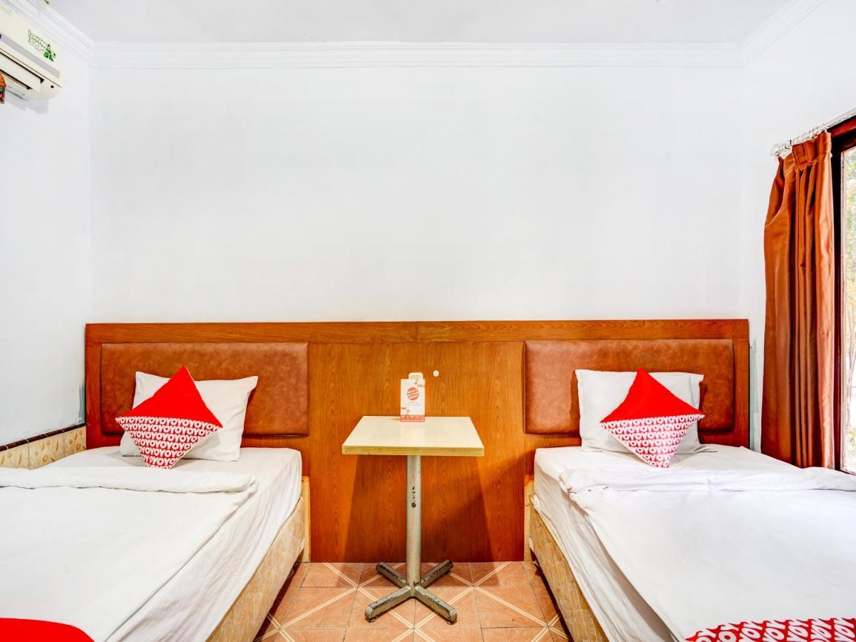 Oyo 3710 Izzi Hotel Lamongan Bagian luar foto