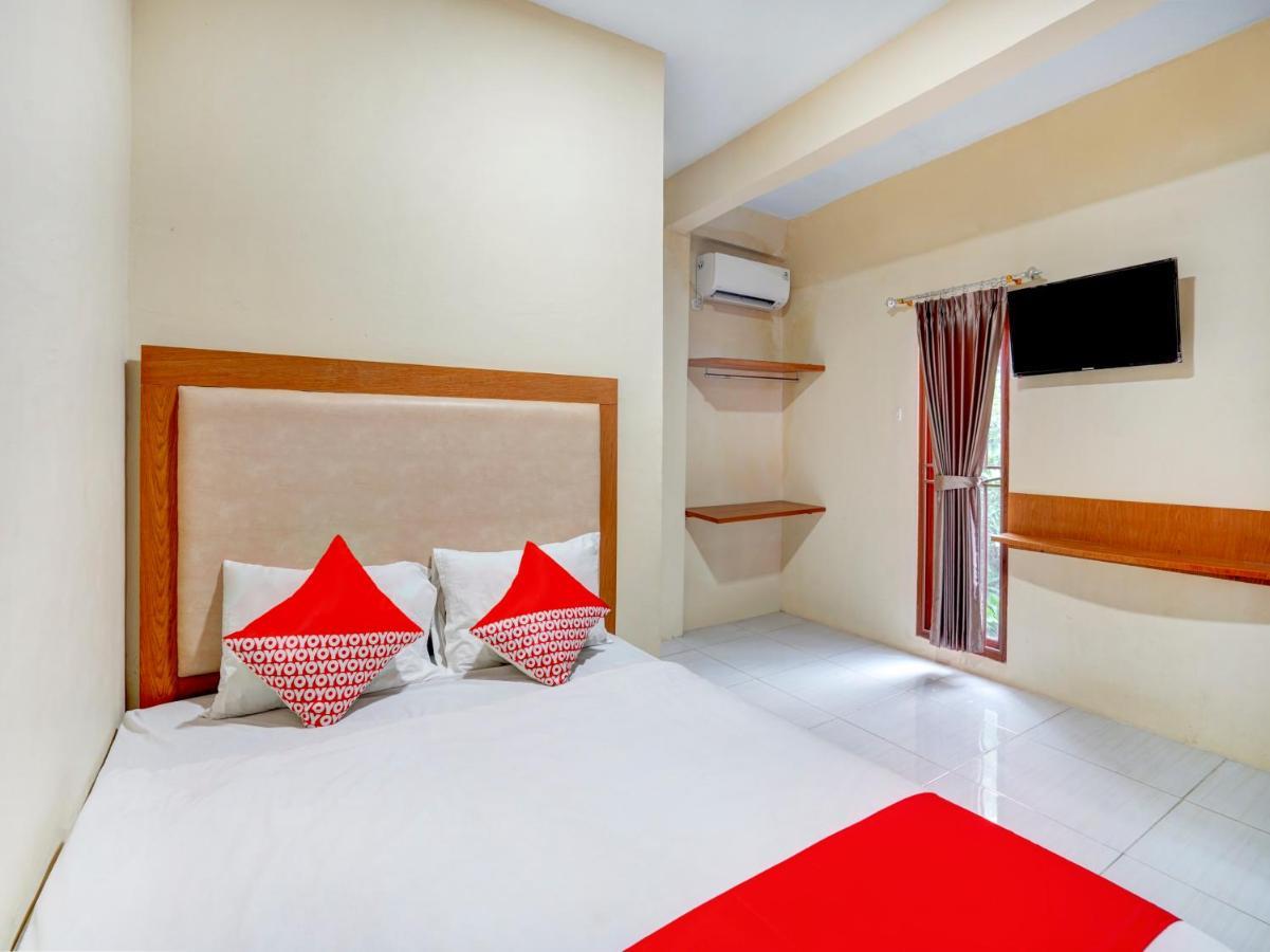 Oyo 3710 Izzi Hotel Lamongan Bagian luar foto