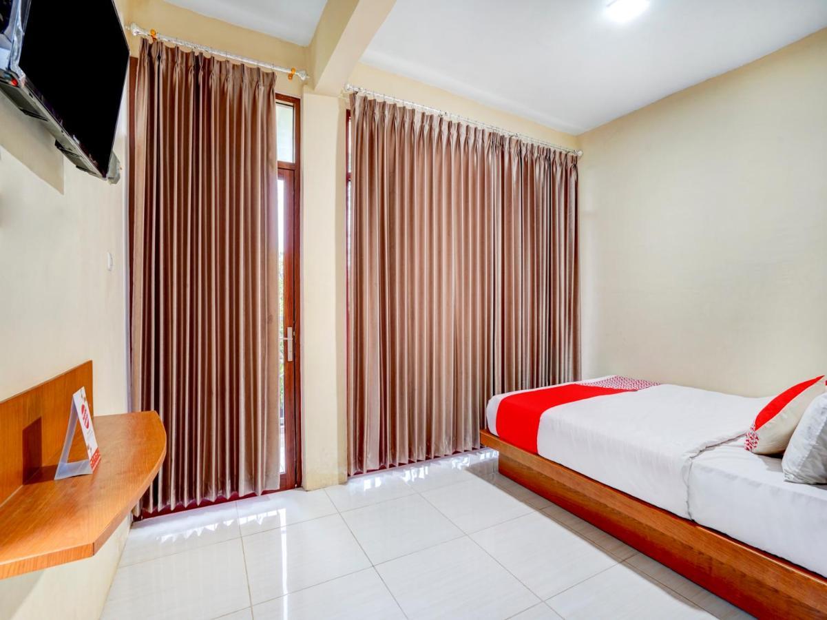 Oyo 3710 Izzi Hotel Lamongan Bagian luar foto