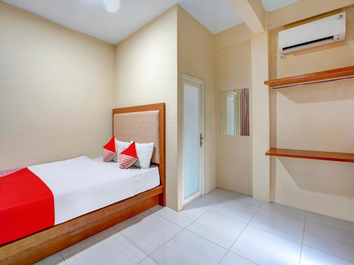 Oyo 3710 Izzi Hotel Lamongan Bagian luar foto